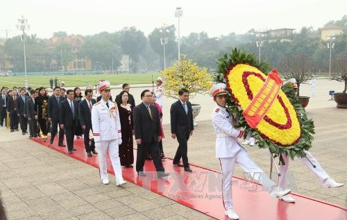 Les hauts dirigeants rendent hommage au Président Hô Chi Minh - ảnh 1
